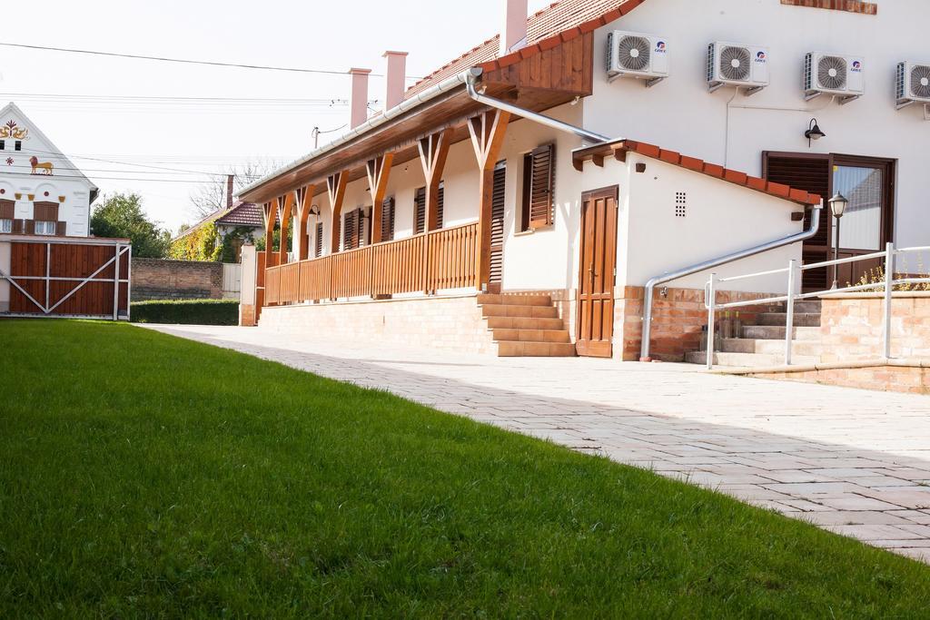 Maushaus Hotel Vemend ภายนอก รูปภาพ