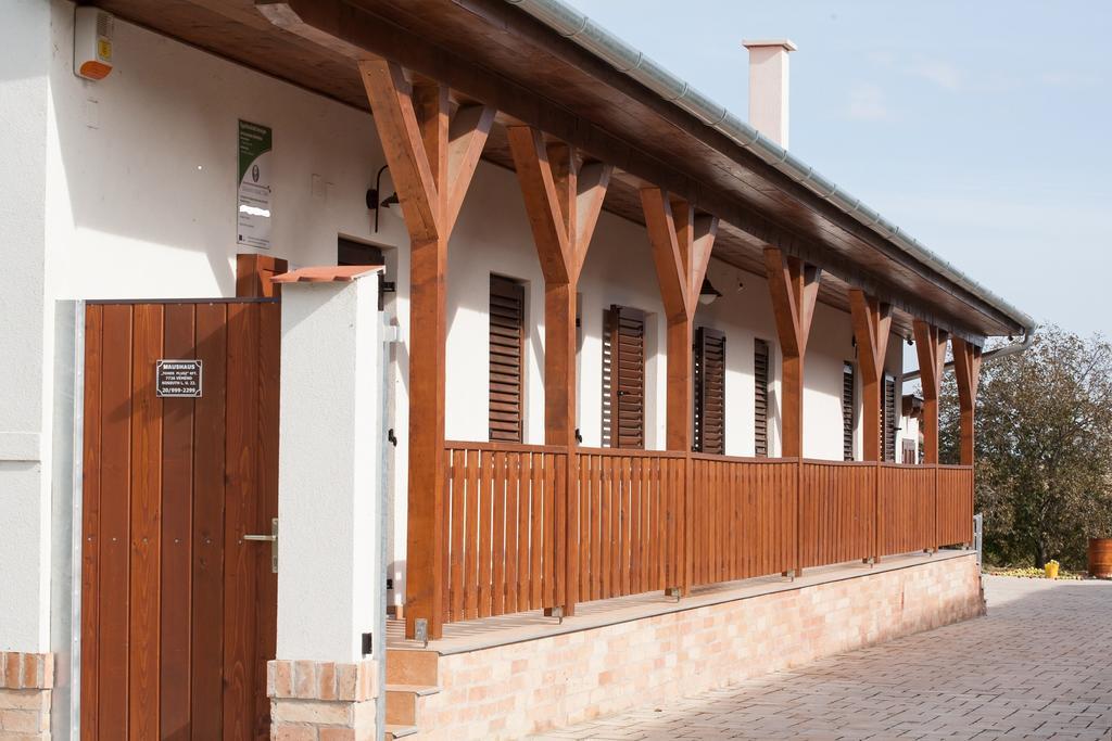 Maushaus Hotel Vemend ภายนอก รูปภาพ