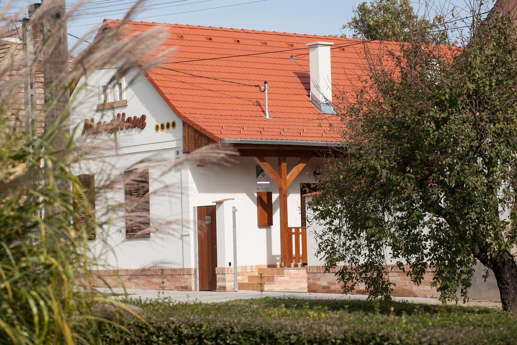 Maushaus Hotel Vemend ภายนอก รูปภาพ